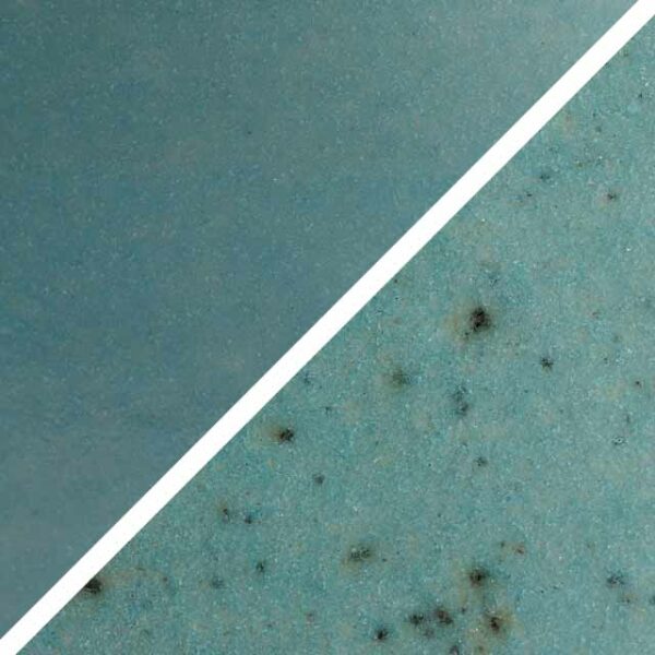 Swimmingpool blaue Glasur ohne und mit Spots, die wie Sommersprossen durch die Glasur schimmern